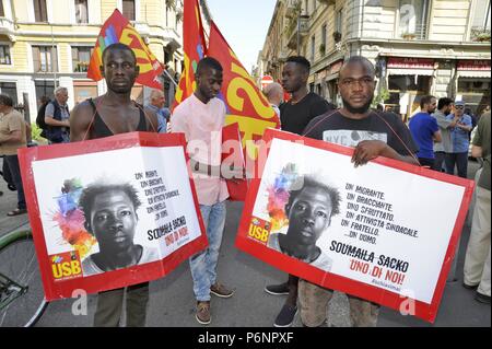 Mailand, 9. Juni 2018, protestdemonstration von Migranten für den Mord in der Ebene von Gioia Tauro, in Kalabrien, von Aleksandar Sacko, afrikanische Einwanderer aus Mali, landwirtschaftliche Arbeitnehmer und Gewerkschafter der unabhängigen Gewerkschaft USB Stockfoto