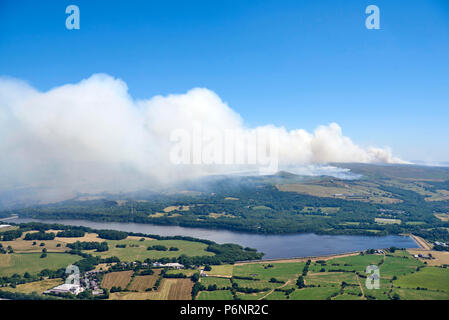 Rauch weht über West Lancashire für den Winter Hill Moorland Feuer, Lancashire, England, NW 30/6/18. Stockfoto