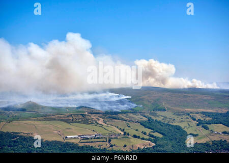 Rauch weht über West Lancashire für den Winter Hill Moorland Feuer, Lancashire, England, NW 30/6/18. Stockfoto