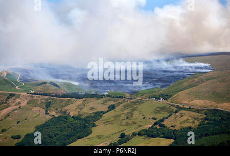 Rauch weht über West Lancashire für den Winter Hill Moorland Feuer, Lancashire, England, NW 30/6/18. Stockfoto