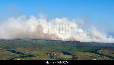 Rauch weht über West Lancashire für den Winter Hill Moorland Feuer, Lancashire, England, NW 30/6/18. Stockfoto