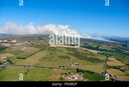 Rauch weht über West Lancashire für den Winter Hill Moorland Feuer, Lancashire, England, NW 30/6/18. Stockfoto