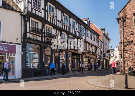 Fußgänger auf der High Street, Ross on Wye, Herefordshire, UK Stockfoto