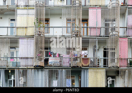 Fassade eines Mehrfamilienhauses, mit Bambus Amtsleitungen eingerichtet, erschwinglichen Sozialwohnungen, Trocknen von Kleidung hängend an einer Wäscheleine. Stockfoto