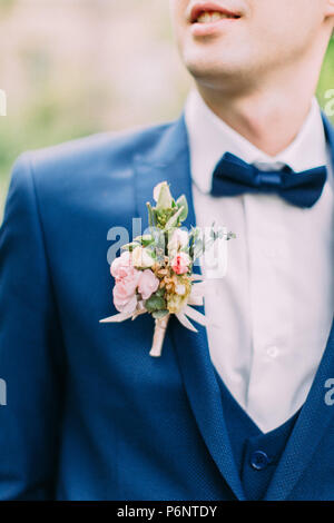 Die Anstecker der Rosen auf der Jacke des Bräutigams. Stockfoto