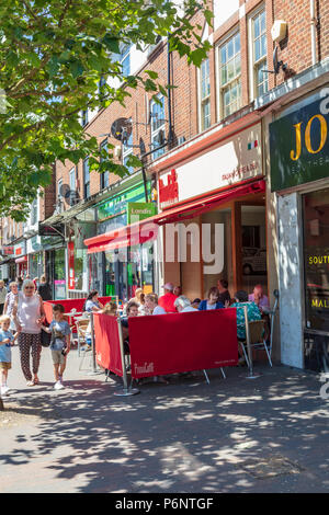 Cafe im Freien auf Orpington High Street, einer geschäftigen Einkaufsstraße beliebt auf sonnige warme Tage, London Borough von Bromley, Großbritannien Stockfoto