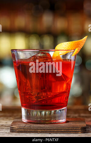 Rezept für Kochen Negroni. Klassisches Rezept mit Gin, Campari, Martini Rosso. Cocktail an der Bar im Restaurant Stockfoto