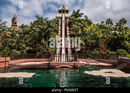 Hohe, steile Rutsche auf Teneriffa Water Park. Stockfoto