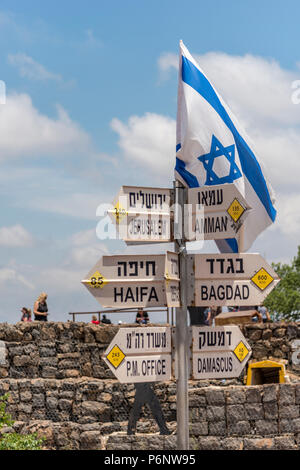 Richtung und Entfernung Schild in Berg Bental auf den Golanhöhen, Israel Stockfoto