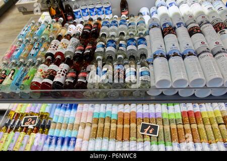 Verschiedene Marken von Ouzo auf ein Geschäft in Athen Griechenland Stockfoto