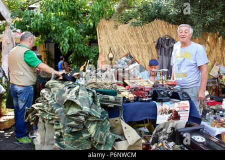 Bric-a-Brac an einem zweiten Hand Marktstand Athen Griechenland Stockfoto