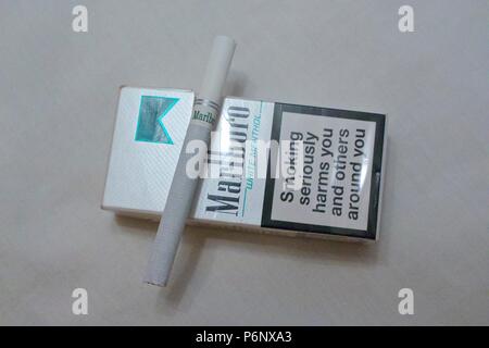 Nicht mehr zum Verkauf Marlboro Menthol, 10er-Pack, Weiß Zigarettenpackung mit dem Einbrennen. Menthol Zigaretten werden illegal in Großbritannien im Mai 2020 zu verkaufen. Stockfoto