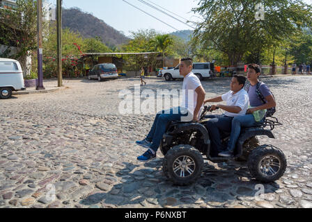 Eine Gruppe von jungen mexikanischen Männer reiten auf Quad, Puerto Vallarta, Jalisco, Mexiko Stockfoto