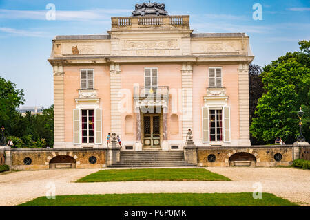 Der Eingang zur bagatelle Schloss mit Blick auf den Innenhof im Parc de Bagatelle, Paris, Frankreich Stockfoto