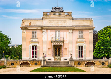 Der Eingang zur bagatelle Schloss mit Blick auf den Innenhof im Parc de Bagatelle, Paris, Frankreich Stockfoto