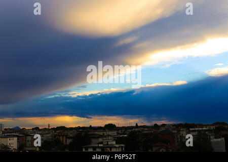 Wunderbare Stadtbild im Sonnenuntergang Hintergrund. Stockfoto