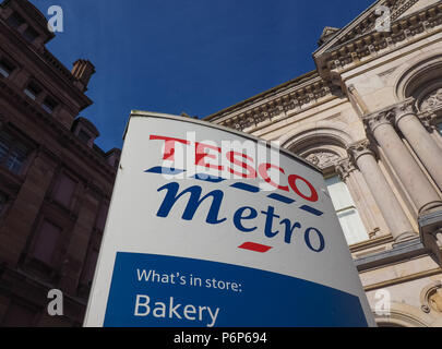 BELFAST, Großbritannien - ca. Juni 2018: Tesco Supermarkt Zeichen Stockfoto