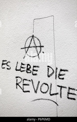 Grafitti mit Anarchie Symbol auf weiße Wand gemalt. Basel. Die Schweiz. Stockfoto