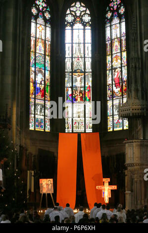 Die elisabethenkirche. Europäische Jugendtreffen von Taizé in Basel. Die pilger um 12.00 Uhr das Gebet. Die Schweiz. Stockfoto