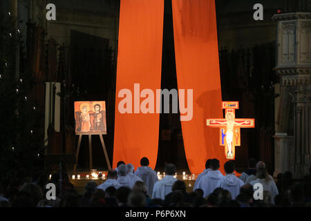 Die elisabethenkirche. Europäische Jugendtreffen von Taizé in Basel. Die pilger um 12.00 Uhr das Gebet. Die Schweiz. Stockfoto