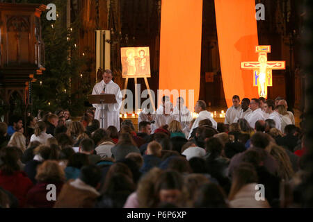 Die elisabethenkirche. Europäische Jugendtreffen von Taizé in Basel. Die pilger um 12.00 Uhr das Gebet. Die Schweiz. Stockfoto