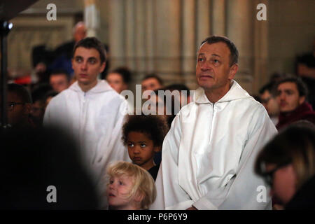 Die elisabethenkirche. Europäische Jugendtreffen von Taizé in Basel. Die pilger Um 12.00 Uhr Gebet mit Bruder Alois. Die Schweiz. Stockfoto