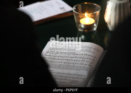 Die elisabethenkirche. Europäische Jugendtreffen von Taizé in Basel. Die pilger um 12.00 Uhr das Gebet. Die Schweiz. Stockfoto