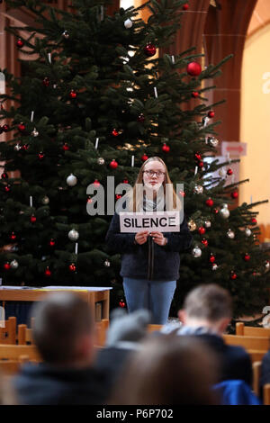 Leonhardskirche. Europäische Jugendtreffen von Taizé in Basel. Stille. Die Schweiz. Stockfoto