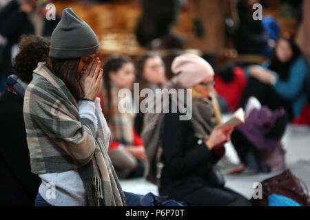 Leonhardskirche. Europäische Jugendtreffen von Taizé in Basel. Junge Pilger beten. Die Schweiz. Stockfoto