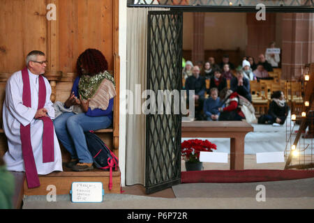 Leonhardskirche. Europäische Jugendtreffen von Taizé in Basel. Sakrament der Versöhnung. Basel. Die Schweiz. Stockfoto