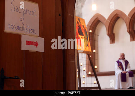 Leonhardskirche. Europäische Jugendtreffen von Taizé in Basel. Sakrament der Versöhnung. Basel. Die Schweiz. Stockfoto