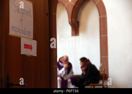 Leonhardskirche. Europäische Jugendtreffen von Taizé in Basel. Sakrament der Versöhnung. Basel. Die Schweiz. Stockfoto