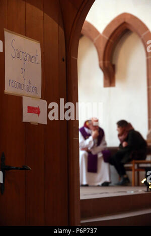 Leonhardskirche. Europäische Jugendtreffen von Taizé in Basel. Sakrament der Versöhnung. Basel. Die Schweiz. Stockfoto