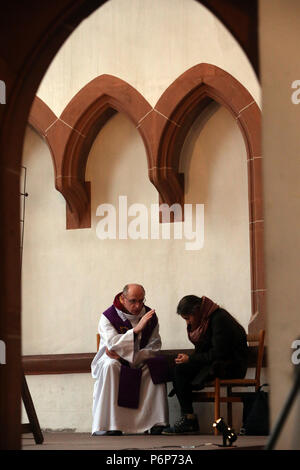 Leonhardskirche. Europäische Jugendtreffen von Taizé in Basel. Sakrament der Versöhnung. Basel. Die Schweiz. Stockfoto