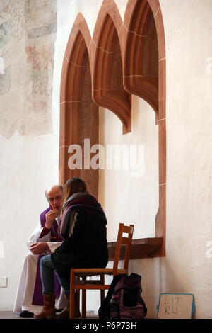 Leonhardskirche. Europäische Jugendtreffen von Taizé in Basel. Sakrament der Versöhnung. Basel. Die Schweiz. Stockfoto