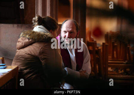 Leonhardskirche. Europäische Jugendtreffen von Taizé in Basel. Sakrament der Versöhnung. Basel. Die Schweiz. Stockfoto