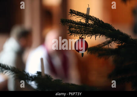 Leonhardskirche. Europäische Jugendtreffen von Taizé in Basel. Sakrament der Versöhnung. Weihnachtsbaum. Basel. Die Schweiz. Stockfoto