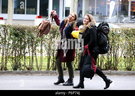 Rund 20.000 Pilger aus Europa und darüber hinaus in Basel für die jährlichen Europäischen Jugendtreffen von Taizé Gemeinschaft montiert. Basel. Die Schweiz. Stockfoto