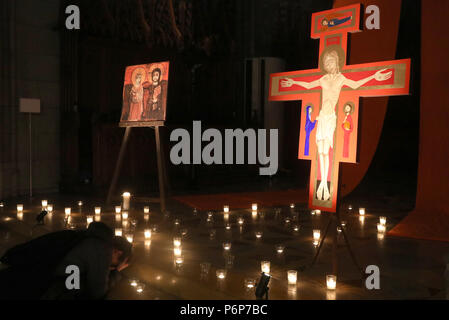 Die elisabethenkirche. Europäische Jugendtreffen von Taizé in Basel. Pilger, die beim Workshop. Symbol Kreuz von Taizé mit Jesus. Basel. Die Schweiz. Stockfoto