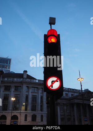 Ampel rotes Licht bedeutet. Sicht in der Dämmerung blaue Stunde vor Sonnenuntergang Stockfoto