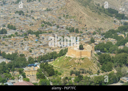 Blick auf Khorramabad und Falak-ol-Aflak Schloss bei Nebel, Lorestan Provinc. Iran Stockfoto