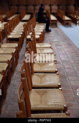 Leonhardskirche. Leere Stühle in der Kirche. Basel. Die Schweiz. Stockfoto