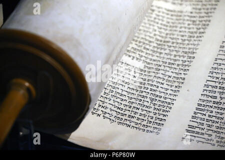 Das Jüdische Museum der Schweiz. Basel. Alte Torarolle mit hebräischer Schrift. Close-up. Stockfoto