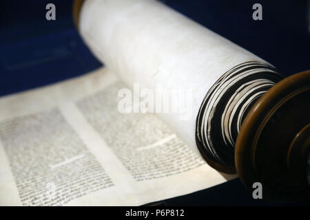 Das Jüdische Museum der Schweiz. Basel. Alte Torarolle mit hebräischer Schrift. Close-up. Stockfoto