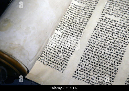 Das Jüdische Museum der Schweiz. Basel. Alte Torarolle mit hebräischer Schrift. Close-up. Stockfoto