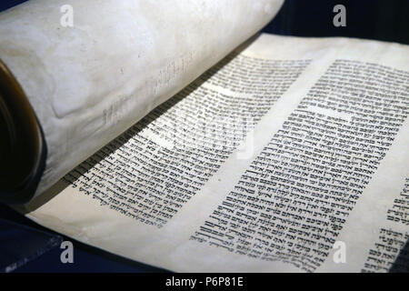 Das Jüdische Museum der Schweiz. Basel. Alte Torarolle mit hebräischer Schrift. Close-up. Stockfoto