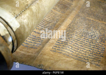 Das Jüdische Museum der Schweiz. Basel. Alte Torarolle mit hebräischen Schrift (1720). Close-up. Stockfoto