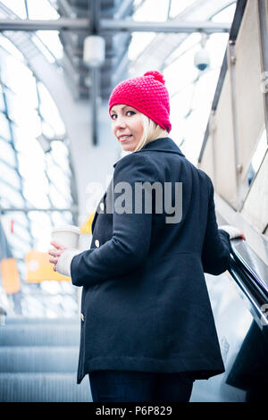 Frau auf dem Bahnsteig Stockfoto