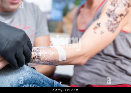 Close-up des umschlossenen Unterarm einer jungen Frau nach einem Tattoo