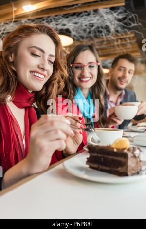 Junge Frau Gespräch am Handy bei einer Tasse Kaffee Stockfoto